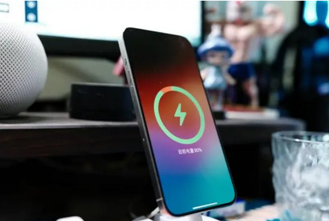 崖城镇苹果15换屏服务分享用什么充电器给iPhone15充电更好 